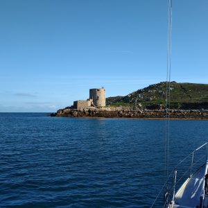 PYTHEAS SAILING - Croisière hauturière aux Cornouailles et Iles Scilly - Cromwell's Castle à Tresco sous le soleil