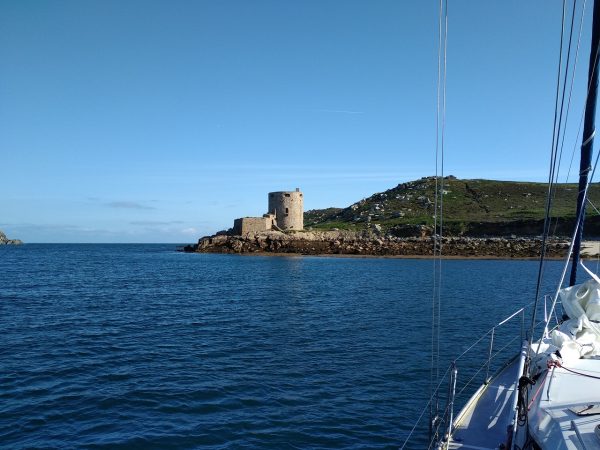 PYTHEAS SAILING - Croisière hauturière aux Cornouailles et Iles Scilly - Cromwell's Castle à Tresco sous le soleil