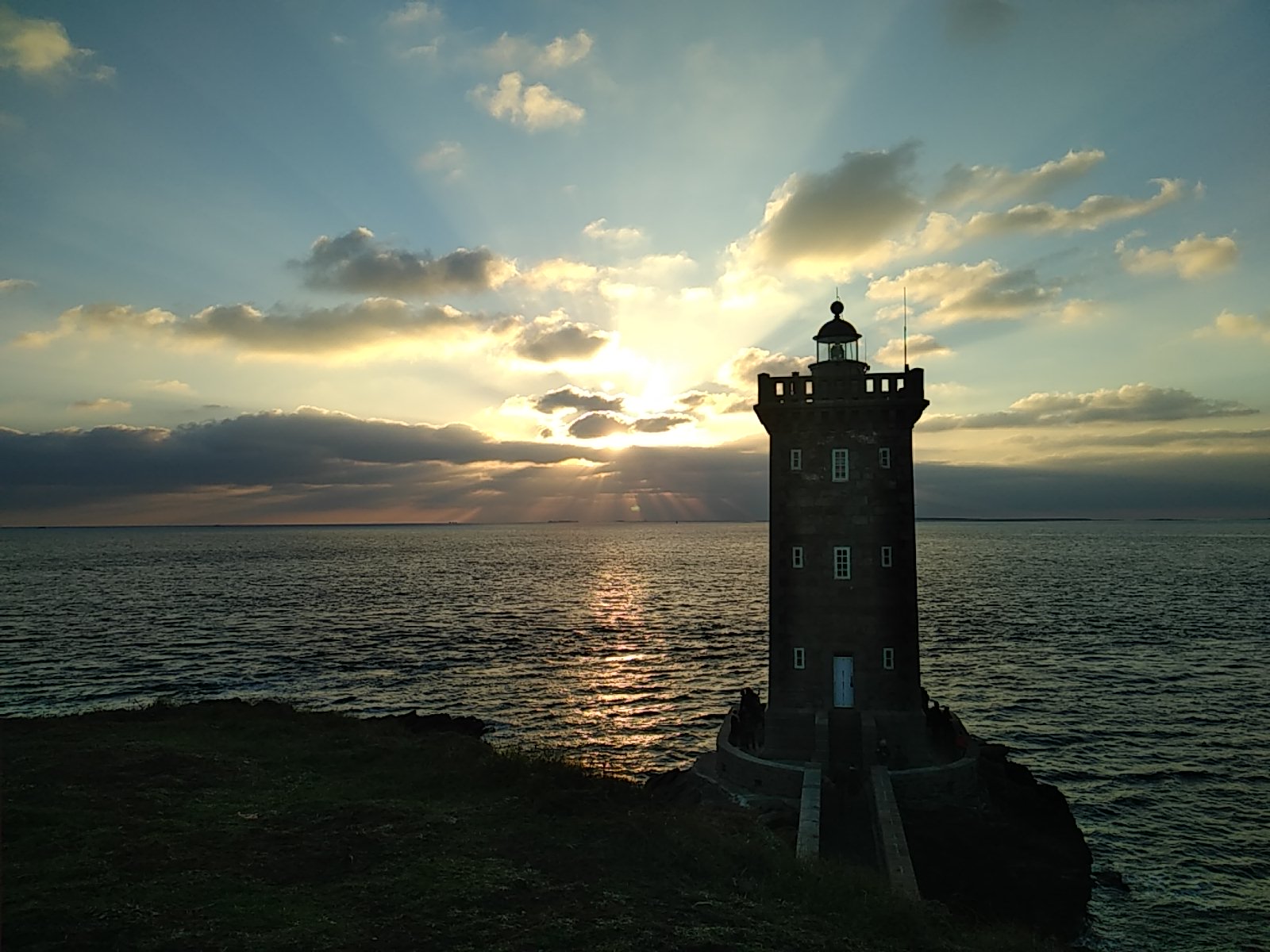 Croisière avec skipper en Bretagne. Le phare de Kermorvan au soleil couchant.