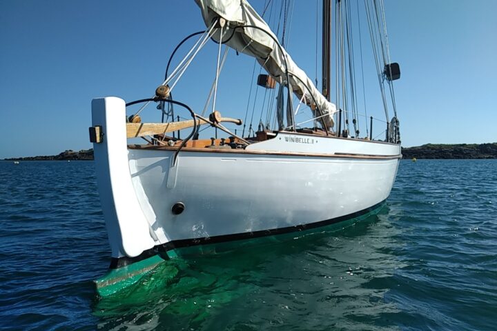 Voilier historique Winibelle II mouillé dans le Sound à Chausey