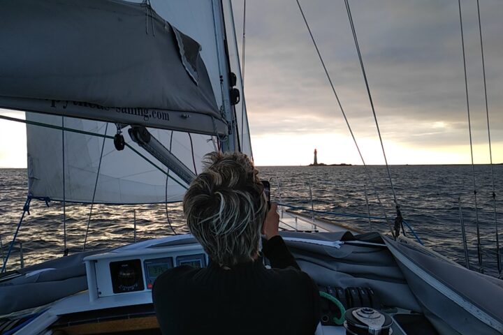 PYTHEAS SAILING Croisière avec skipper au départ de Saint-Malo. Tournage d'un clip video pour le chanteur Jean-Marc Tomaselli