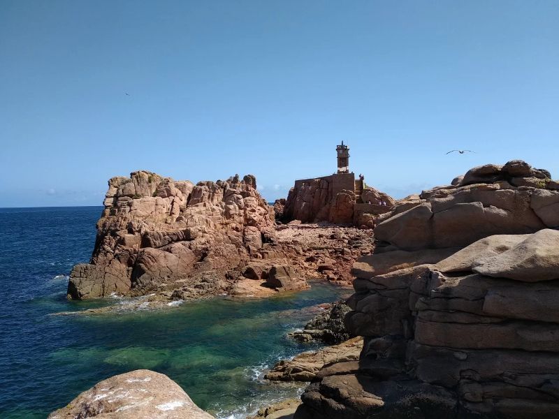 Croisière voilier avec skipper Côte de Granit Rose Ile-de-Bréhat-Phare-du-Paon
